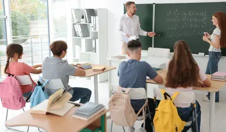 klasa podczas zajęć szkolnych  matematyki