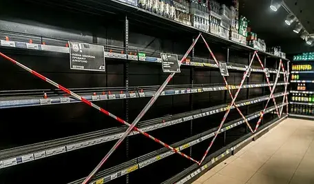 Puste półki sklepowe