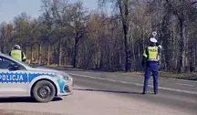 Policjanci podczas kontroli drogowej