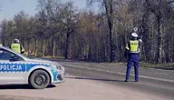 Policjanci podczas kontroli drogowej
