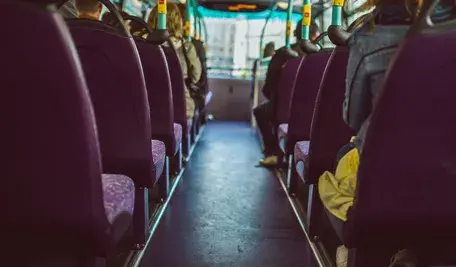 Pasażerowie jadący autobusem