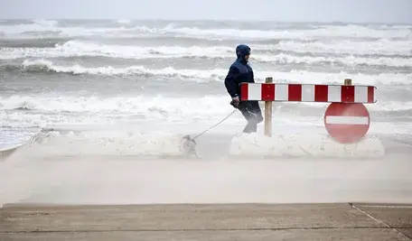 Sztorm Dave uderza w zachodnie wybrzeże północnej Jutlandii na moście Løkken w Danii, 5 kwietnia 2026 roku. Nazwę zjawiska pogodowego – Dave – nadali brytyjscy meteorolodzy. Sztorm nadchodzi z północnego-zachodu i uderza w południową Norwegię oraz północną Danię. Duński Instytut Meteorologiczny (DMI) ostrzega przed sztormem w przedziale czasowym od 11:00 do 20:00 5 kwietnia. Mogą wystąpić porywy wiatru o sile huraganu. EPA/Claus Bjoern Larsen DENMARK OUT Dostawca: PAP/EPA.
