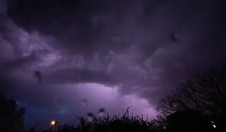 Działoszyn (pow. pajęczański), 05.04.2026. Wiosenna burza w Działoszynie, 5 bm. (jm) PAP/Krzysztof Ćwik