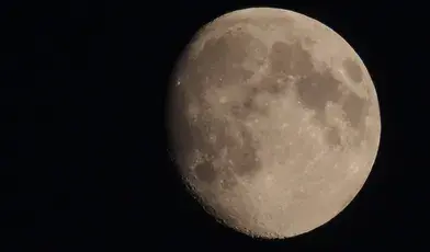 W rozmowie z papieżem pierwszy biskup Orlando zauważył, że zgodnie z prawem kanonicznym księżyc stał się częścią jego diecezji