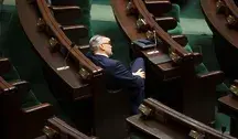 enator w przerwie obrad Sejmu. Zajęte miejsce w ławach poselskich