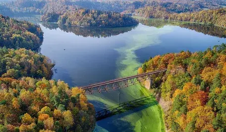 Jezioro Pilchowickie to sztuczny zbiornik ale wyjątkowo pięknie wpisany w krajobraz Sudetów Zachodnich. Niestety na dwa lata ten piękny akwen zniknie