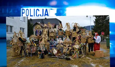 Na zdjęciu barwna grupa tegorocznych Dziadów śmigustnych z Dobrej, gdzie na szczęście obyło się bez incydentów takich jak w Chrzanowie