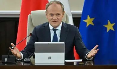 Premier Donald Tusk na posiedzeniu rządu w KPRM w Warszawie, 8 bm. Na posiedzeniu ministrowie zajmą się m.in. nowelą ustawy o prawach i obowiązkach ucznia, której przepisy mają gwarantować uczniom ustawowe prawo do kształtowania własnego wyglądu. Projekt zakłada też powołanie na czteroletnią kadencję Krajowego Rzecznika Praw Uczniowskich. (mr) PAP/Piotr Nowak