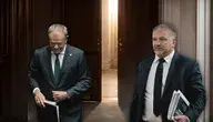 Waldemar Żurek i  Doanld Tusk na tle drzwi.