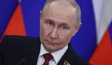 Propozycja Władimira Putina, by były kanclerz Niemiec mediował w rozmowach o Ukrainie, została odrzucona przez Berlin jako niewiarygodna i politycznie motywowana.