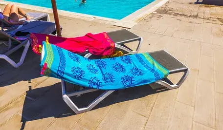 Rezerwowanie basenu ręcznikiem jest nielegalne?