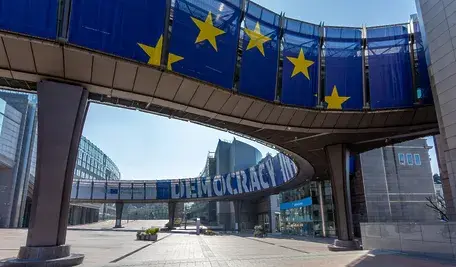 Unia Europejska, uderzając w Chiny, uderzy w Polaków? 