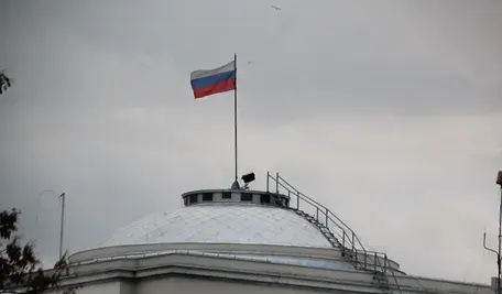 Ambasada Rosji w Warszawie - widok na budynek z flagą Rosji na dachu