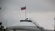 Ambasada Rosji w Warszawie - widok na budynek z flagą Rosji na dachu