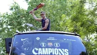 Robert Lewandowski na dachu autobusu świętując mistrzostwo Hiszpanii