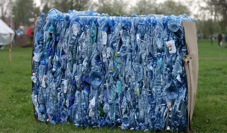 Zgniecione butelki plastikowe w kartonie