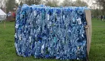 Zgniecione butelki plastikowe w kartonie