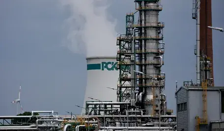 Rafineria w Schwedt ma od 1 maja problem z dostawami surowca po tym jak Władimir Putin osobiście zdecydował o zaprzestaniu jej zaopatrywania w ropę z Kazachstanu. Przy okazji znów wyszło jak fikcyjne są europejskie sankcje na Rosję