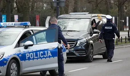 Policjant wysiadający z radiowozu