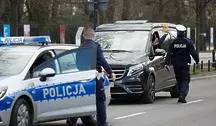 Policjant wysiadający z radiowozu