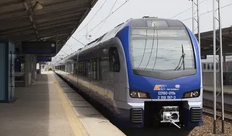 Planowana zmiana części połączeń PKP Intercity na komercyjne może od wakacji oznaczać gwałtowne podwyżki cen biletów nawet o ponad 100 procent.