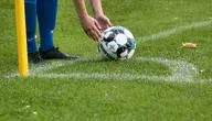 Chłopiec ustawiający piłkę w narożniku boiska