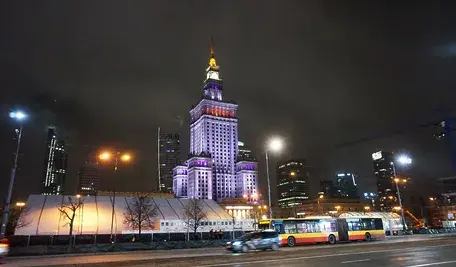 Rada Warszawy zdecydowała o podniesieniu opłaty za pobyt w stołecznej izbie wytrzeźwień do 469 zł, co ma ograniczyć koszty miasta, ale wywołuje kontrowersje związane z egzekwowaniem należności i sensem funkcjonowania placówki.