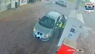 Gdy policjanci podeszli do kierowcy seata, okazało się, że ten... śpi pod dystrybutorem 