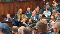 Prywatna obsługa kelnerska serwowana na salę plenarną dla pani wicemarszałek Moniki Wielichowskiej. Tego jeszcze w Sejmie nie było (Fot. X- Dariusz Matecki)
