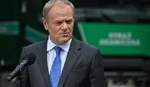 Premier Donald Tusk ogłasza pełną szczelność granicy, jednak w komentarzach internauci zarzucają mu hipokryzję i przypominają wcześniejsze działania polityków KO podczas kryzysu migracyjnego.