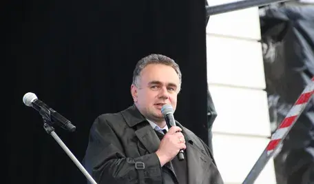 Policja zatrzymała 53-letniego mężczyznę podejrzewanego o wysyłanie fałszywych zgłoszeń, z których jedno doprowadziło do interwencji służb w domu Tomasza Sakiewicza.