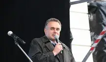 Policja zatrzymała 53-letniego mężczyznę podejrzewanego o wysyłanie fałszywych zgłoszeń, z których jedno doprowadziło do interwencji służb w domu Tomasza Sakiewicza.