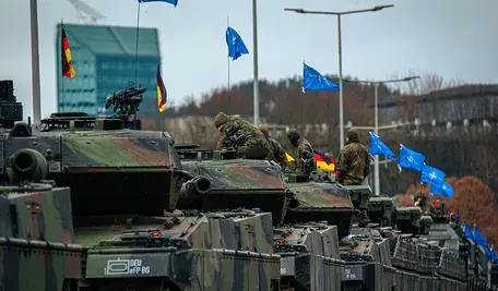 Niemcy znowu chcą być militarną potęgą. Niemieckie czołgi jadą ulicą.