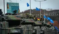 Niemcy znowu chcą być militarną potęgą. Niemieckie czołgi jadą ulicą.