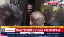 Protestujący tworzą „Miasteczko Gniewu” przed siedzibą Kancelarii Prezesa Rady Ministrów w Warszawie. Na zdjęciu widać zamknięte drzwi wejściowe i tłum uczestników manifestacji. Nagłówki informują o planowanym proteście oraz wsparciu medialnym wPolsce24