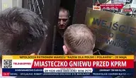 Protestujący tworzą „Miasteczko Gniewu” przed siedzibą Kancelarii Prezesa Rady Ministrów w Warszawie. Na zdjęciu widać zamknięte drzwi wejściowe i tłum uczestników manifestacji. Nagłówki informują o planowanym proteście oraz wsparciu medialnym wPolsce24