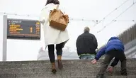 Kobieta z dzieckiem wchodzi na warszawski peron