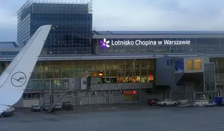 Turyści myśleli, że na lotnisku żarty o "bombie w bagażu" wywołają jedynie uśmiech politowania, przeliczyli się
