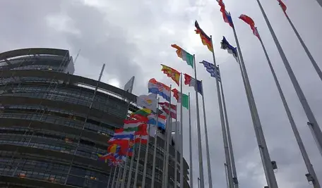 Parlament Europejski w Strasbourgu. Czy zasiadający w nim przedstawiciele 27 państw zachowają swoją podmiotowość, czy będą rządziły w UE - już oficjalnie - największe kraje?
