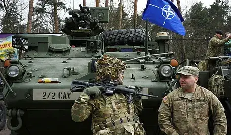 Żołnierze NATO na tle czołgu
