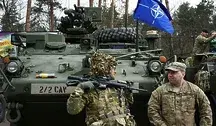 Żołnierze NATO na tle czołgu
