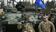 Żołnierze NATO na tle czołgu