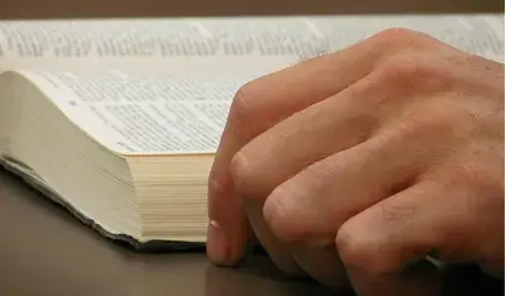 Władze szkoły wezwały policję, bo aktywiści rozdawali w pobliżu Biblie
