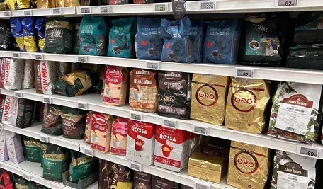 Dlaczego ceny kawy są wciąż tak wysokie. Sklepowa półka z kawą w polskim sklepie