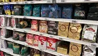Dlaczego ceny kawy są wciąż tak wysokie. Sklepowa półka z kawą w polskim sklepie