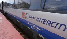 Nagranie z wagonu PKP Intercity pokazuje problem z samoczynnie aktywującymi się przyciskami otwierania drzwi po zatrzymaniu pociągu.