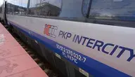Nagranie z wagonu PKP Intercity pokazuje problem z samoczynnie aktywującymi się przyciskami otwierania drzwi po zatrzymaniu pociągu.