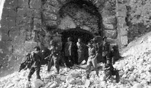 2 Korpus Polski w bitwie o Monte Cassino przy ruinach klasztoru, zdjęcie z archiwum NAC