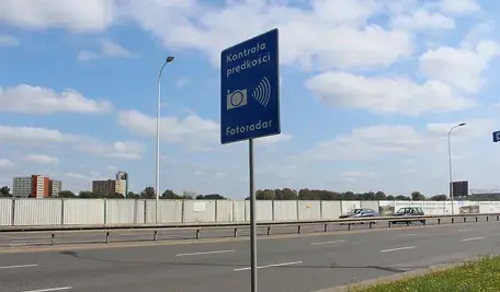 Informacja o fotoradarze przy drodze szybkiego ruchu w Warszawie