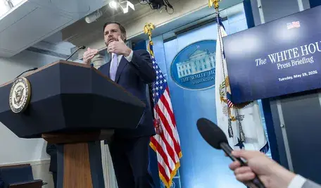 JD Vance, wiceprezydent USA, przemawia na konferencji w Białym Domu w Waszyngtonie. Zdjęcie ilustruje kontrowersyjne opóźnienie rotacji wojsk USA do Polski i strategiczne decyzje Pentagonu w Europie. Idealne pod artykuły o wojskach amerykańskich, NATO, bezpieczeństwie w Europie i polityce zagranicznej USA